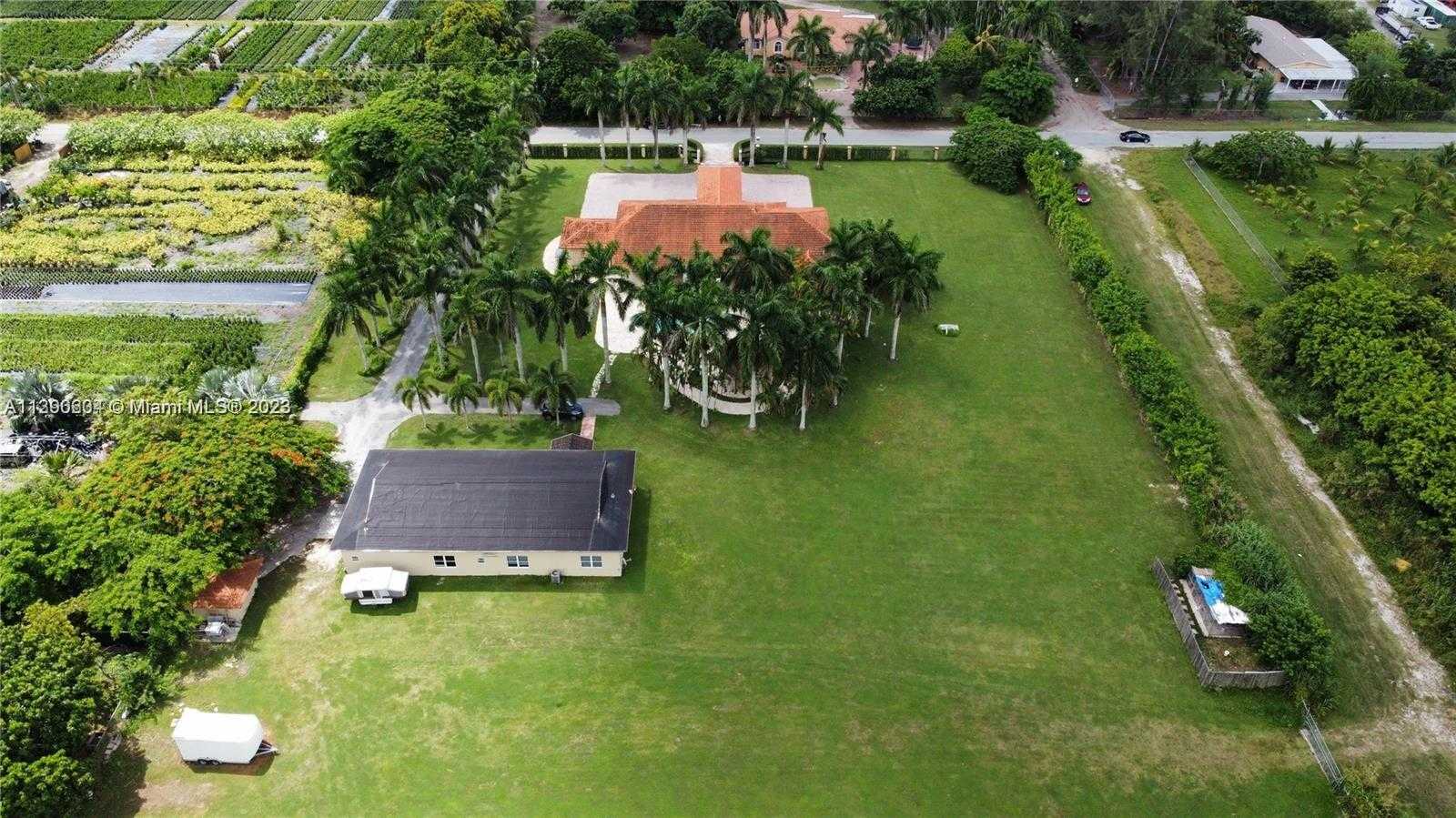 房子 在 Miami, Florida 11783031