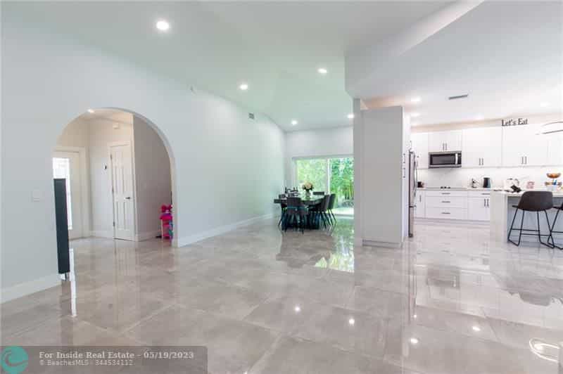 House in Hollywood, Florida 11783054
