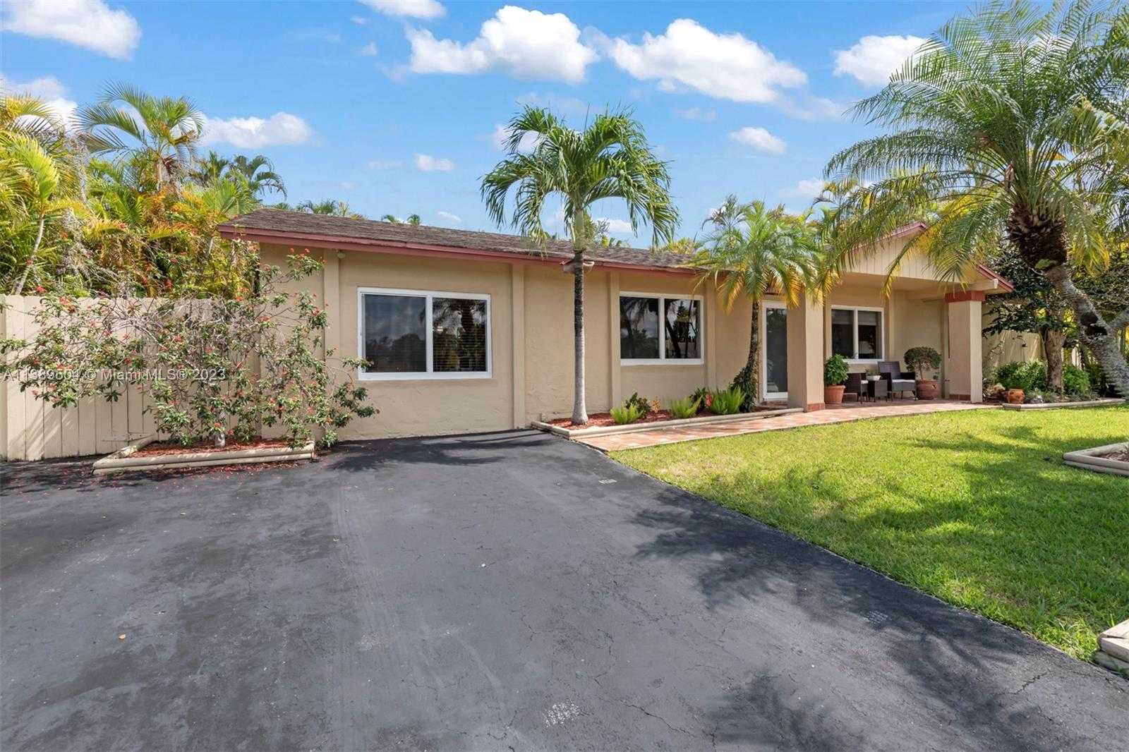 House in Kendall West, Florida 11783852