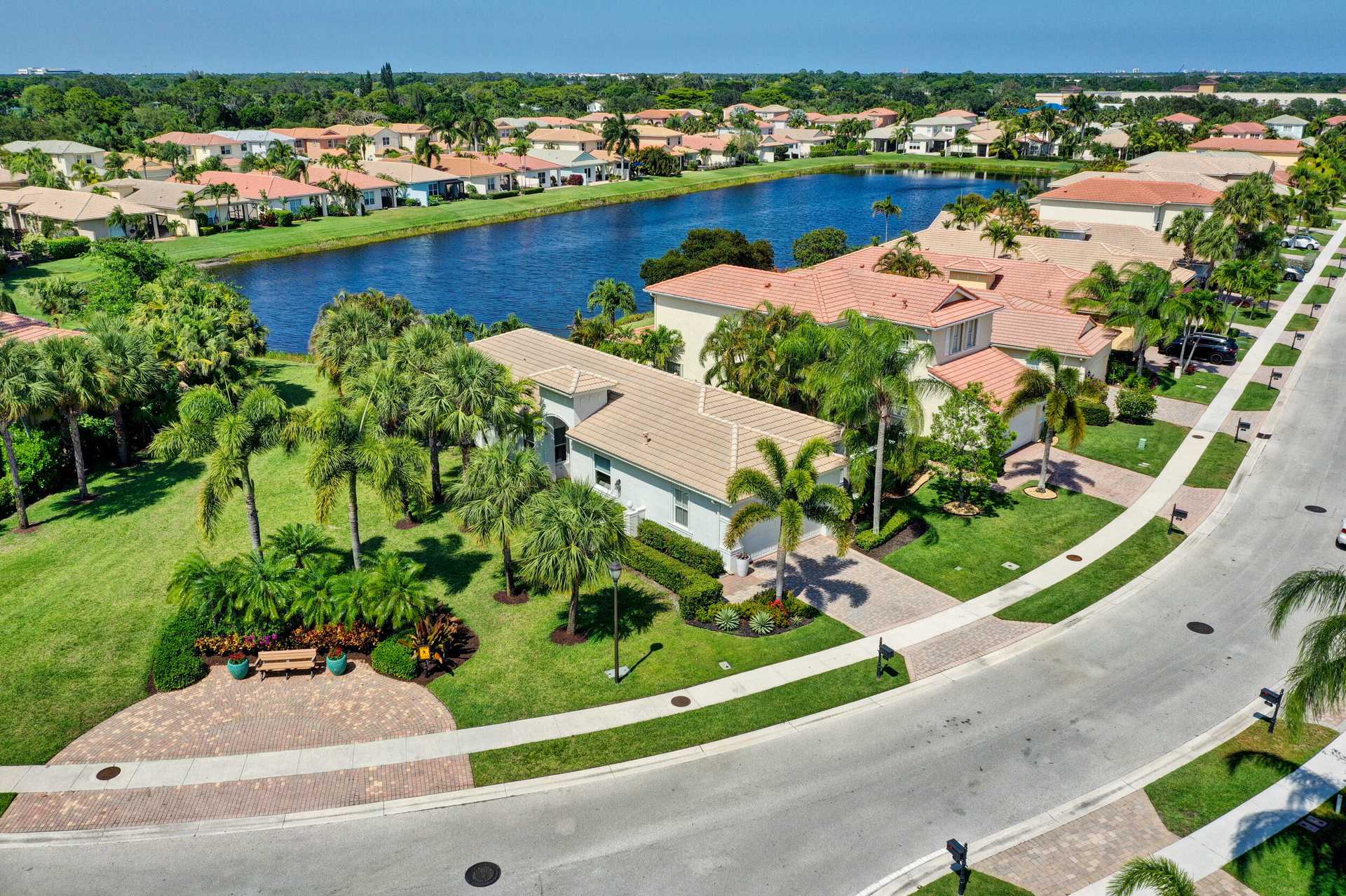 House in Palm Beach Gardens, Florida 11784145
