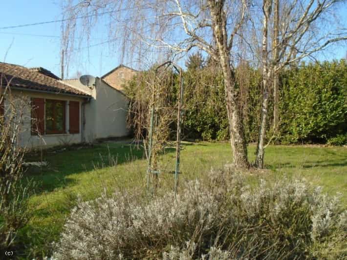 House in Chaunay, Nouvelle-Aquitaine 11785335
