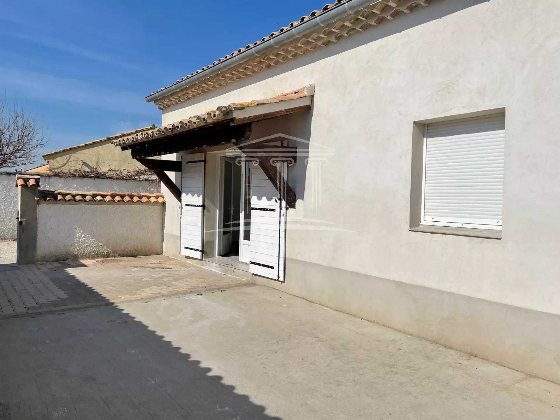 Multiple Houses in Sorgues, Provence-Alpes-Cote d'Azur 11791782