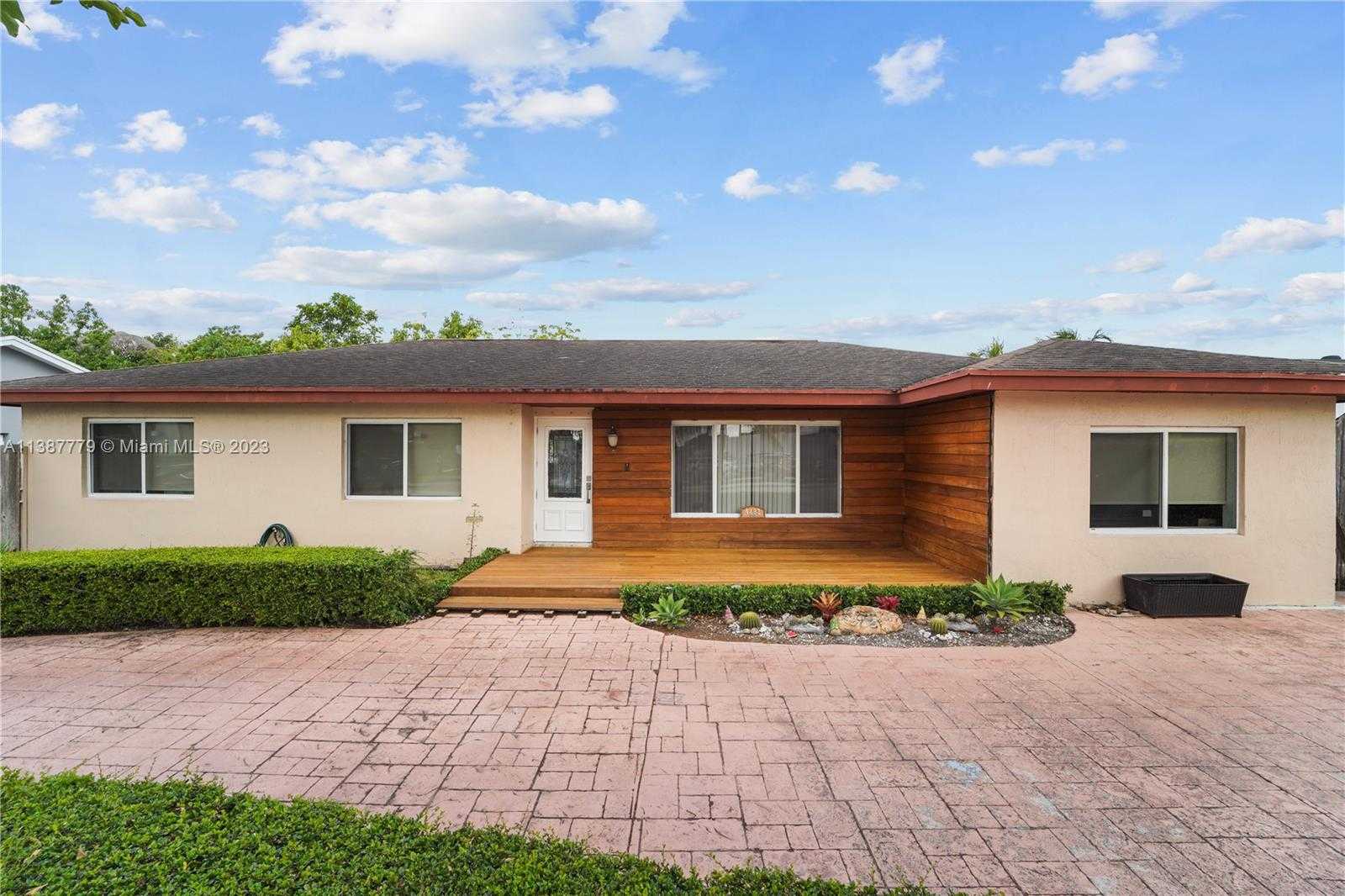Huis in Kendale Lakes, Florida 11791803