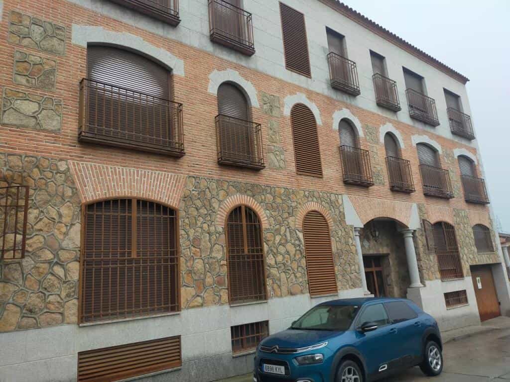 Condominium in Cazalegas, Castille-La Mancha 11793987