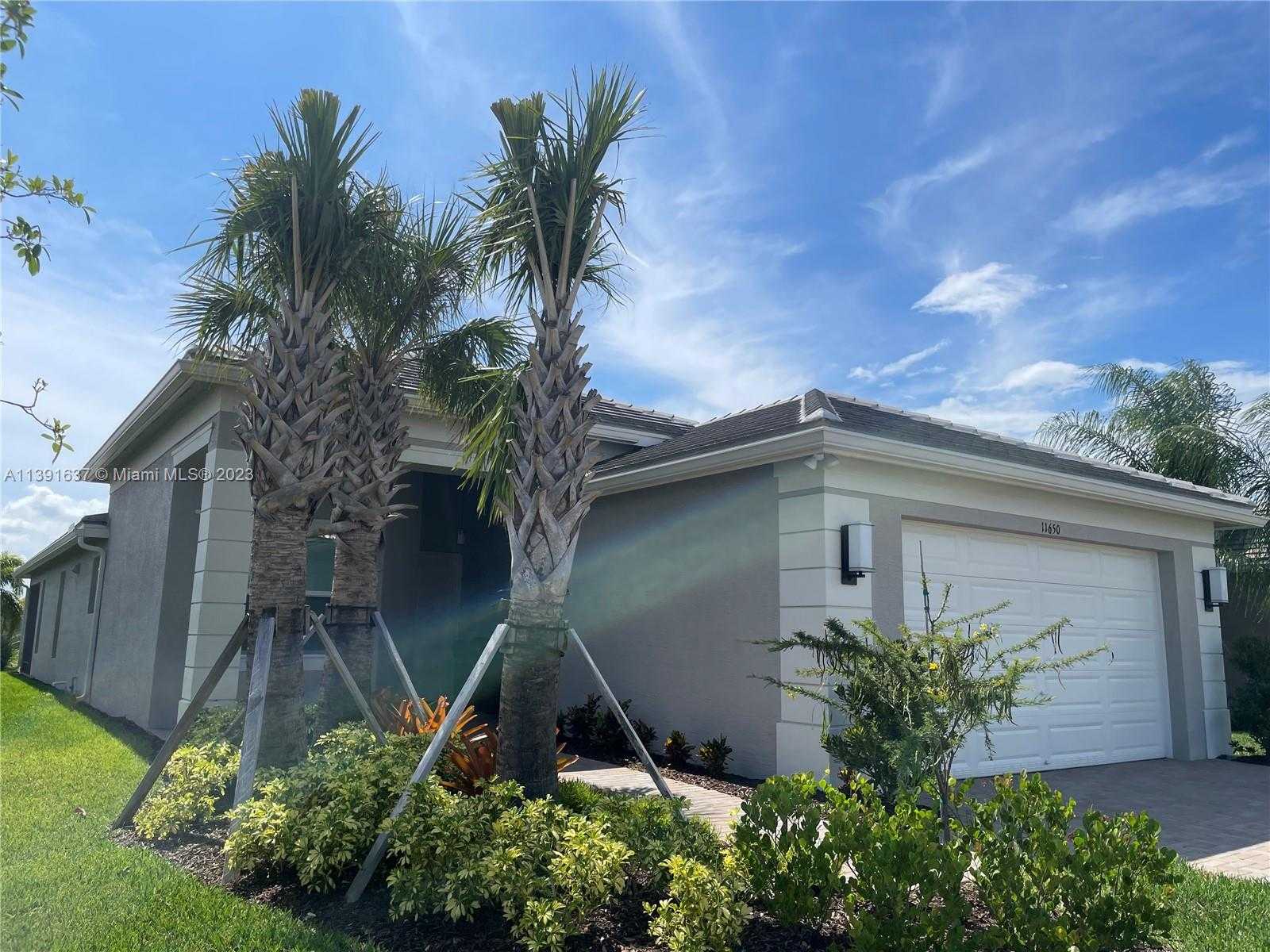 House in Port St. Lucie, Florida 11794005