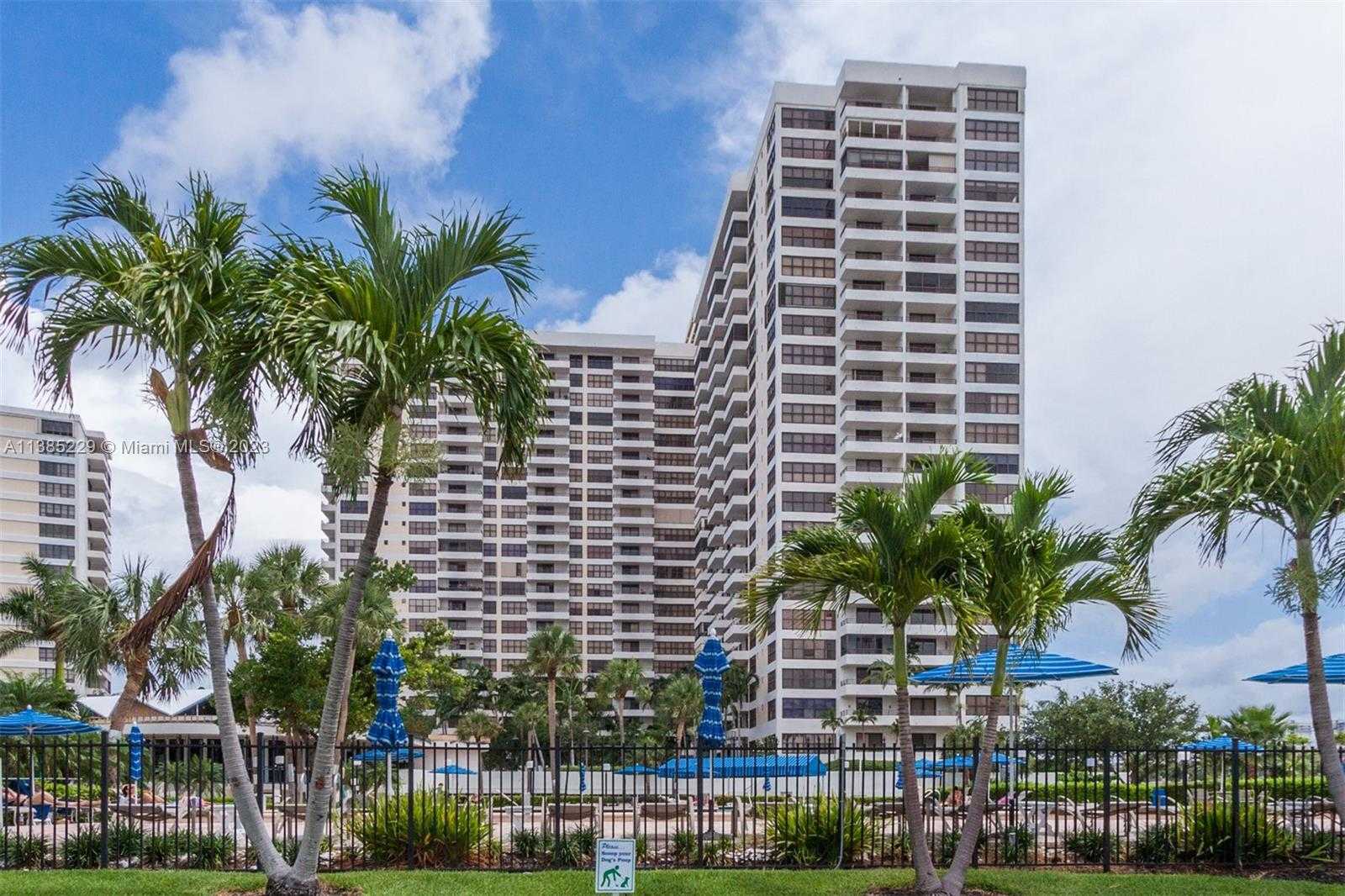 Condominium in Hallandale Beach, Florida 11794019