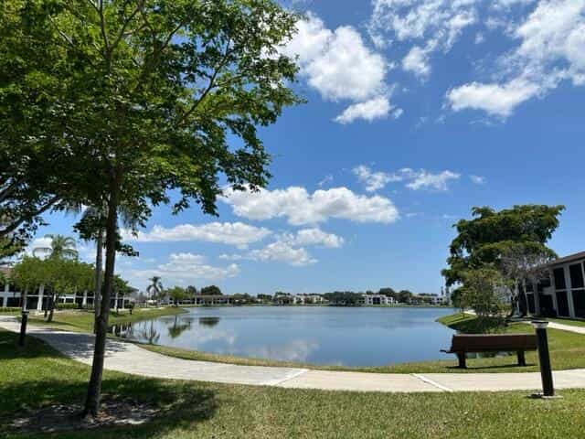 Condominio en Lagos Lauderdale, Florida 11794033