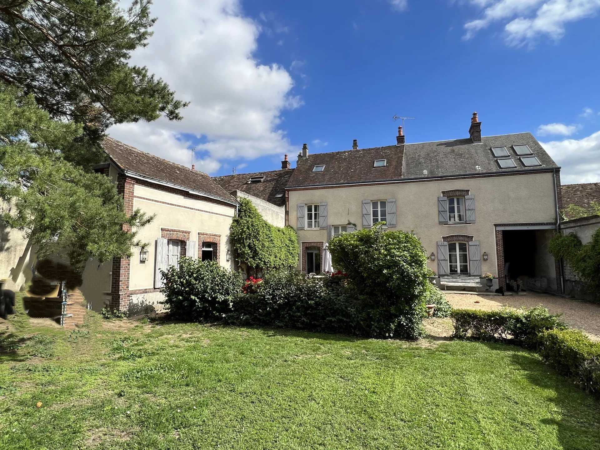 Mehrere Häuser im Cherisy, Centre-Val de Loire 11794054