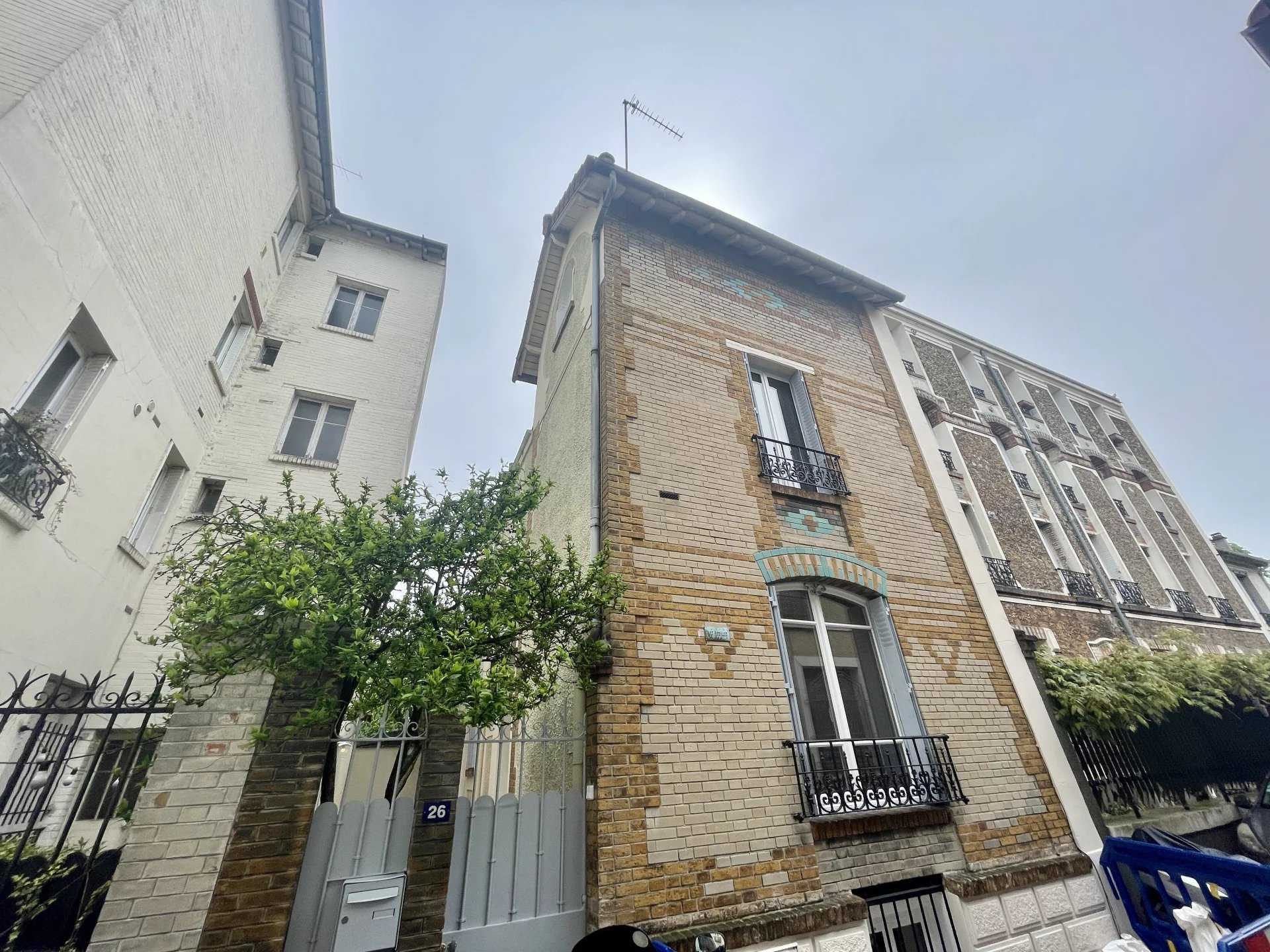 Multiple Houses in Montreuil, Seine-Saint-Denis 11794094