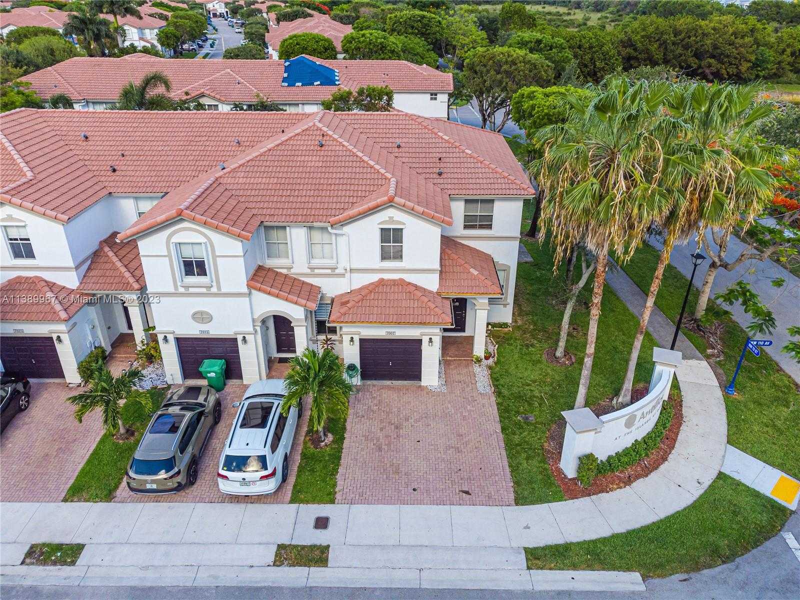House in Miami, Florida 11795223