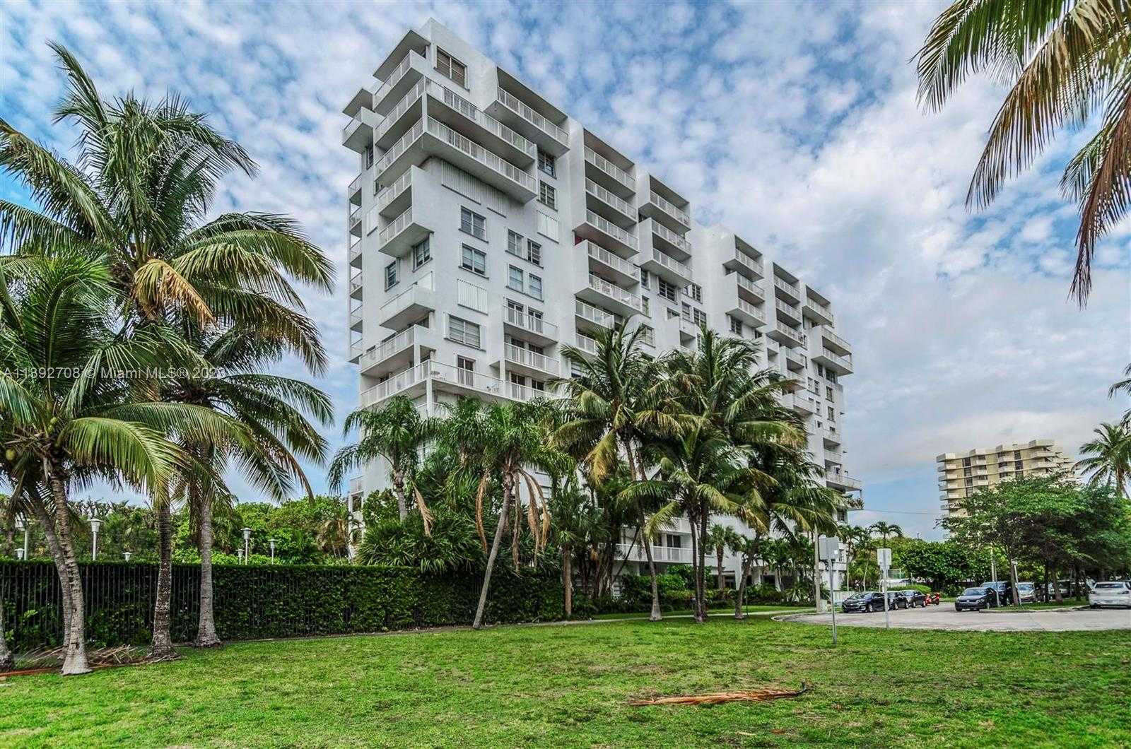 House in Miami, Florida 11795229