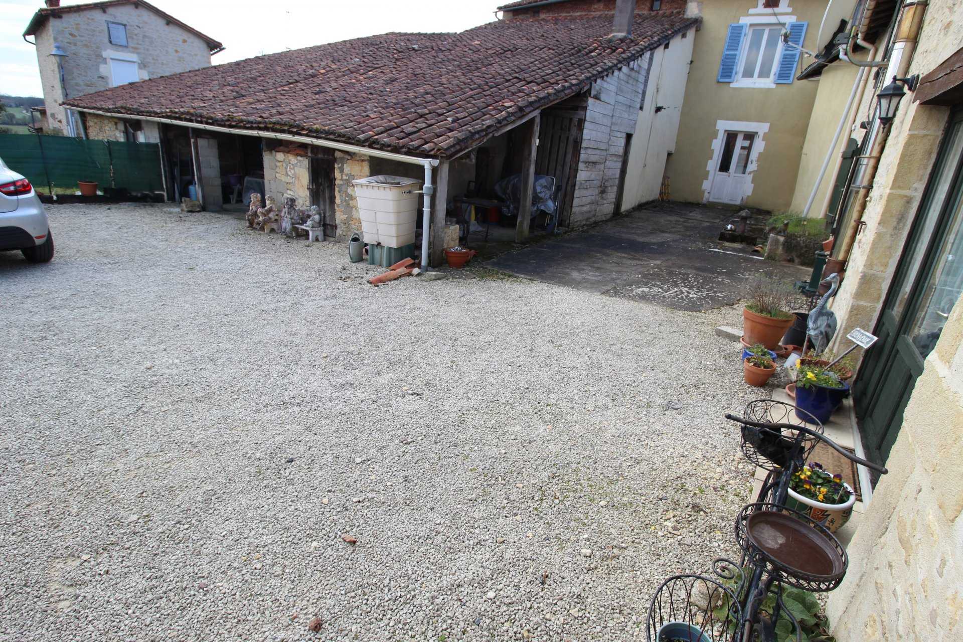 casa no Beaulieu-sur-Sonnette, Nouvelle-Aquitaine 11798433
