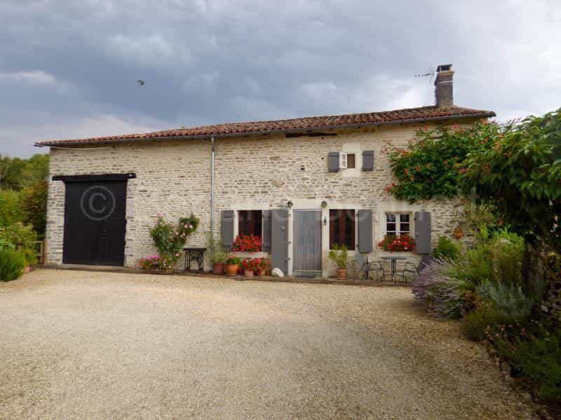 House in Sauzé-Vaussais, Nouvelle-Aquitaine 11798707