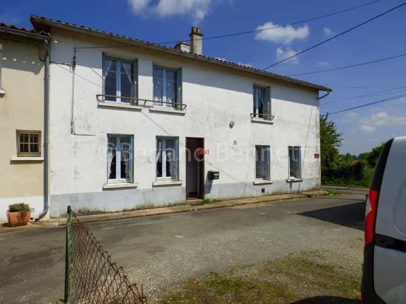 House in Ruffec, Nouvelle-Aquitaine 11798807