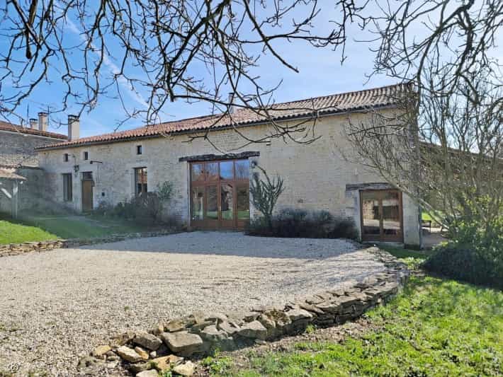 House in Aunac, Nouvelle-Aquitaine 11798970