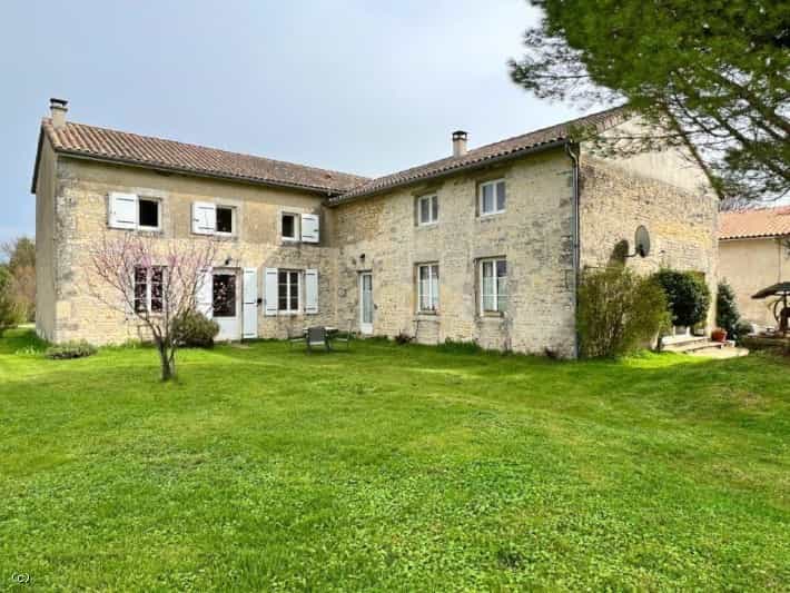 House in Ruffec, Nouvelle-Aquitaine 11799050