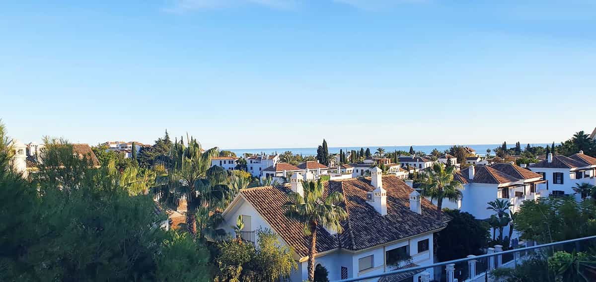 Condominium in Marbella, Andalusia 11800208
