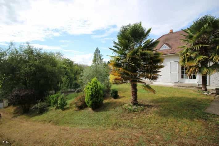 بيت في Savigné, Nouvelle-Aquitaine 11801241