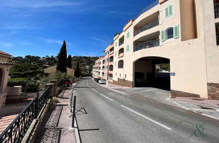 Ejerlejlighed i Bormes-les-Mimosas, Provence-Alpes-Cote d'Azur 11803555