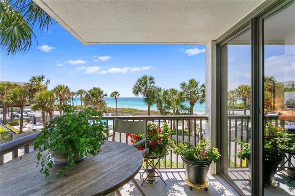 Condominium in Belleair Beach, Florida 11803803