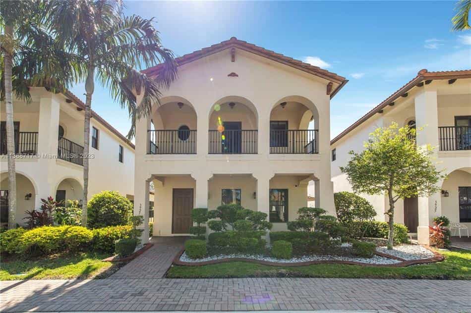 Condominium in Hollywood, Florida 11803807