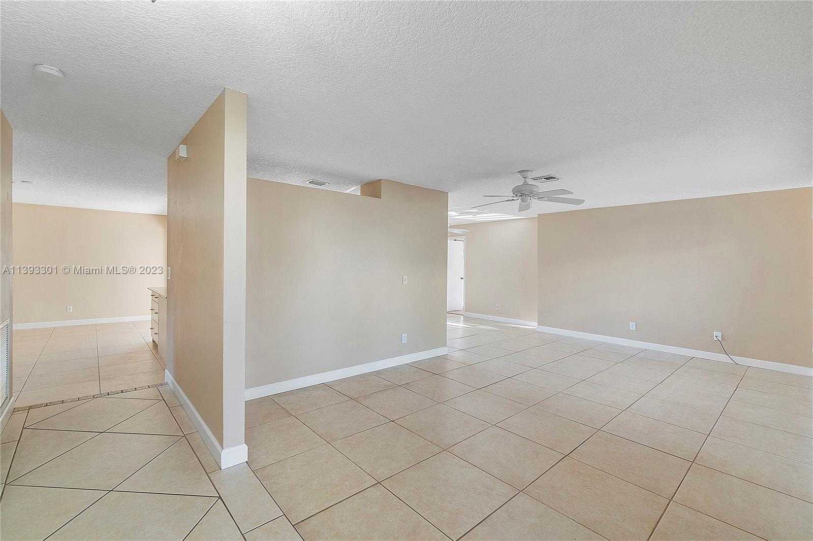 House in Coral Springs, Florida 11804333