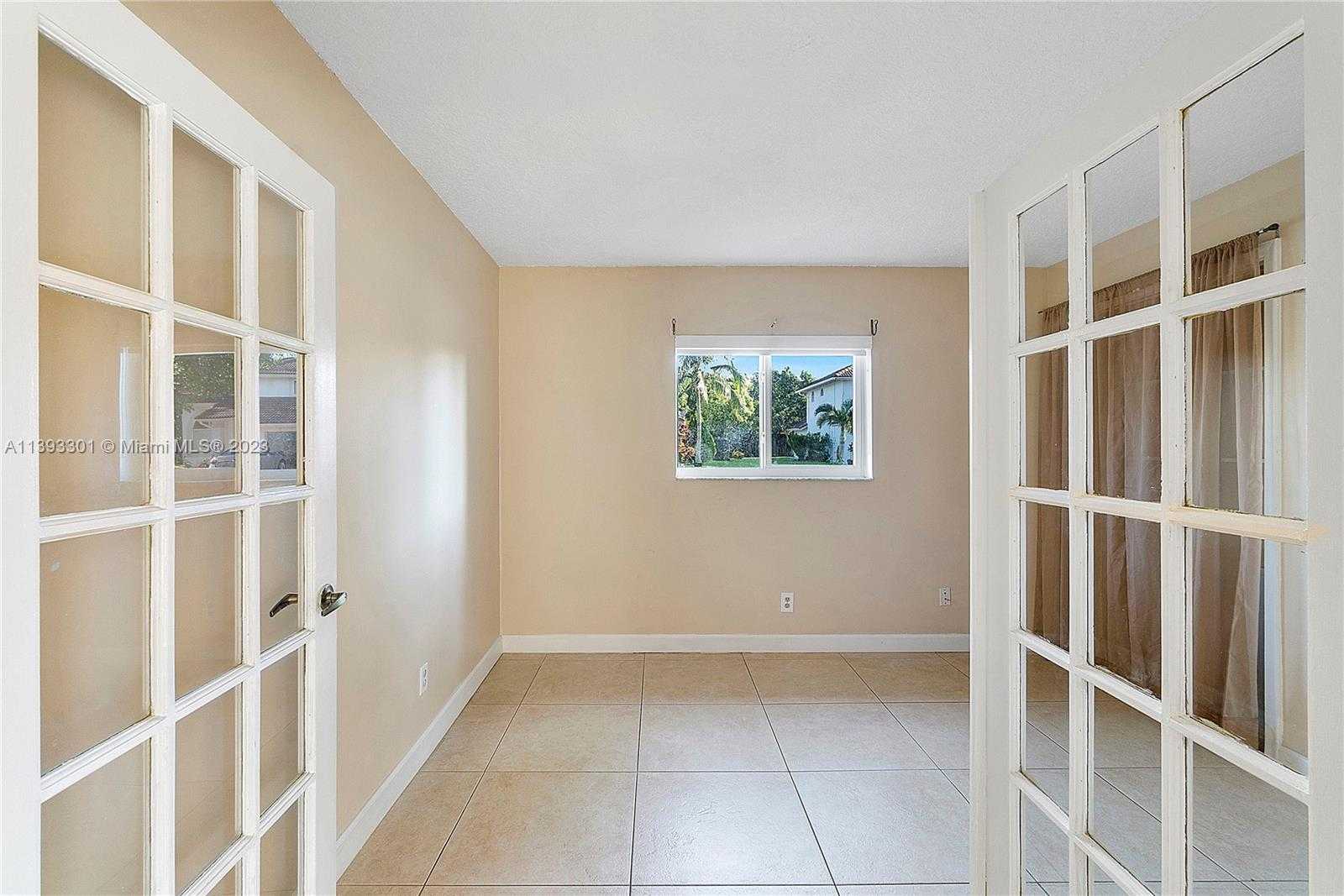 House in Coral Springs, Florida 11804333