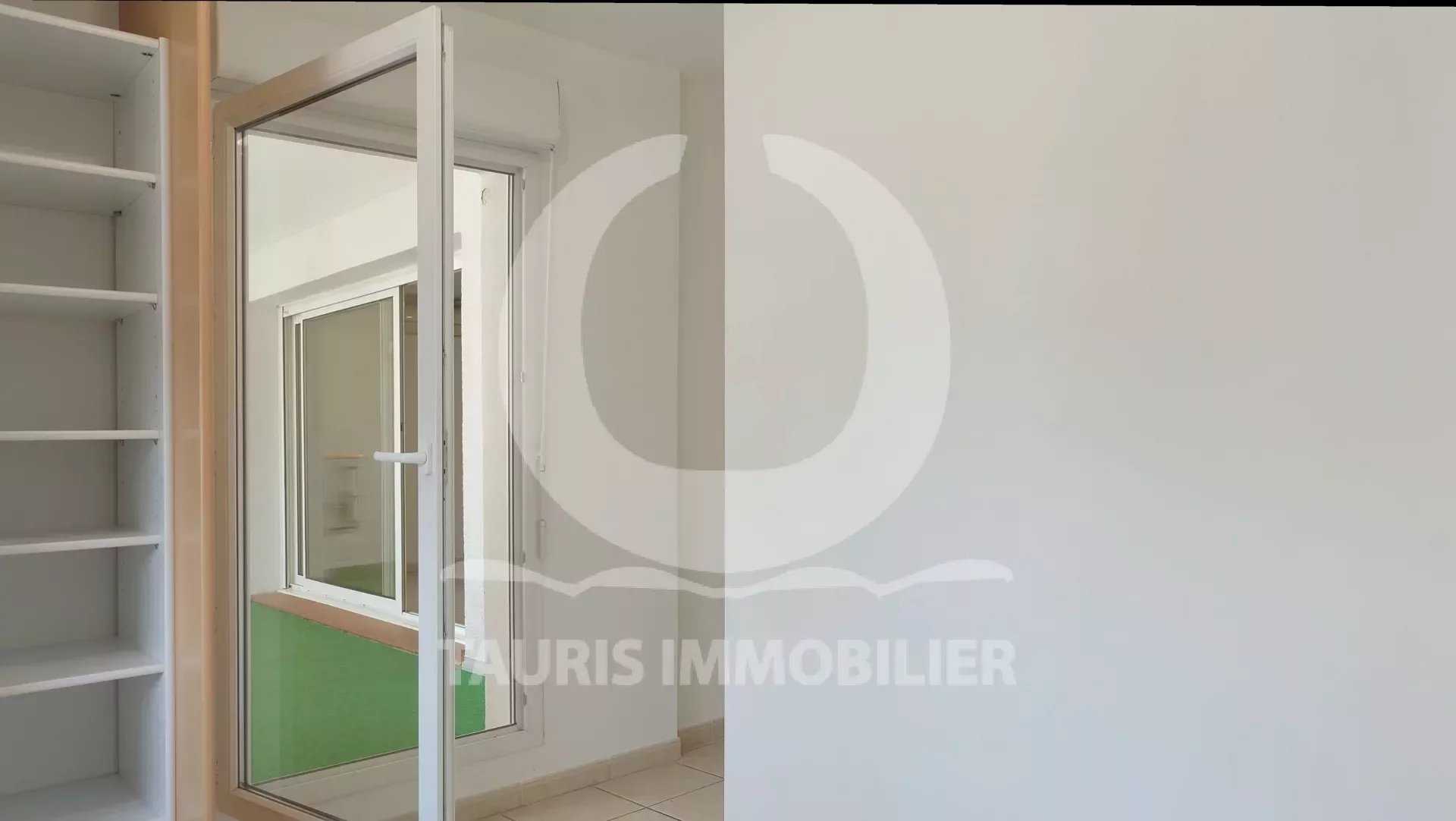 Condominium in Martigues, Provence-Alpes-Cote d'Azur 11804356
