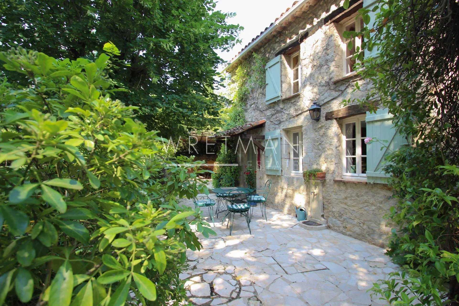 Talo sisään Tourrettes, Provence-Alpes-Cote d'Azur 11805081