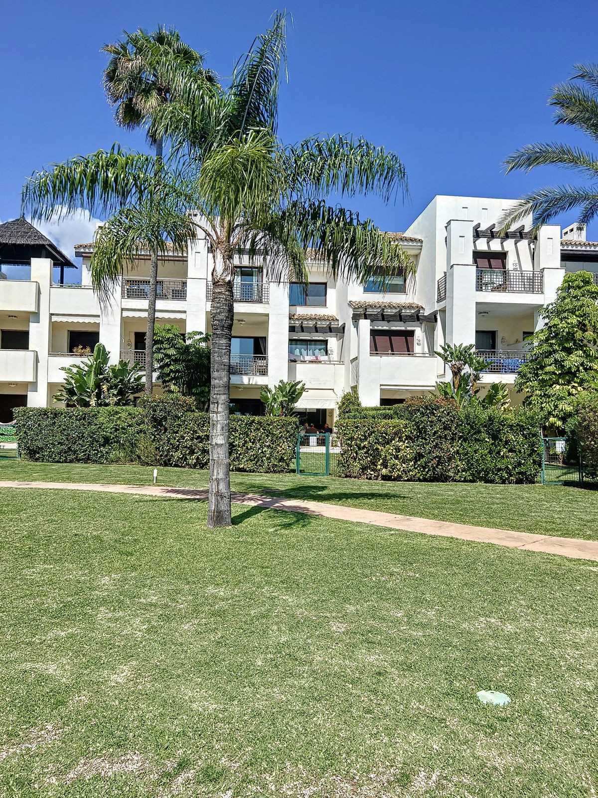 Condominium in Benahavis, Andalusia 11805641