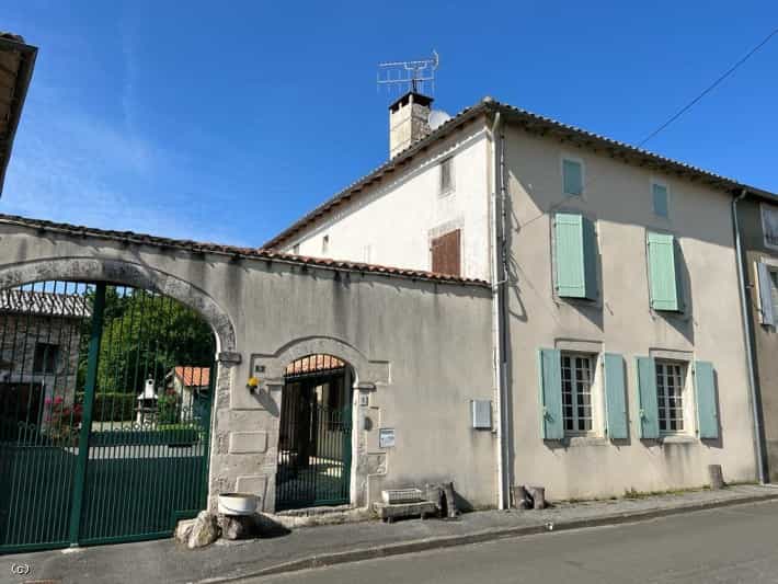 Rumah di Verteuil-sur-Charente, Nouvelle-Aquitaine 11807163