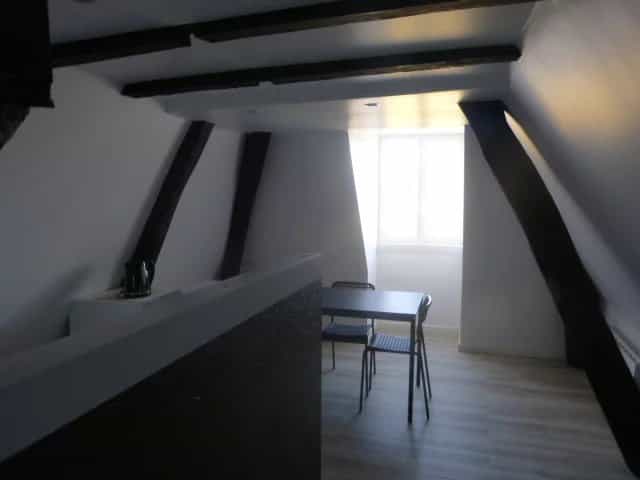 Condominium in Tours, Centre-Val de Loire 11809094