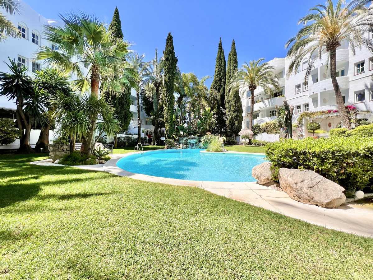 Condominium in Marbella, Andalusia 11810208