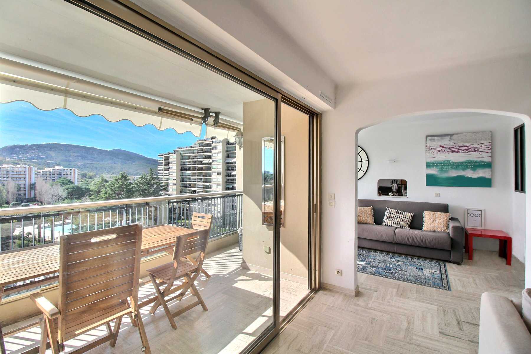 Condominium in Mandelieu-la-Napoule, Provence-Alpes-Cote d'Azur 11810892