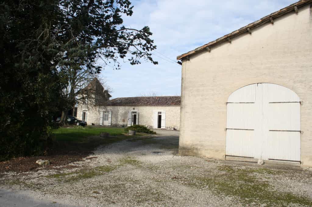 House in Saint-Cyprien, Nouvelle-Aquitaine 11810941