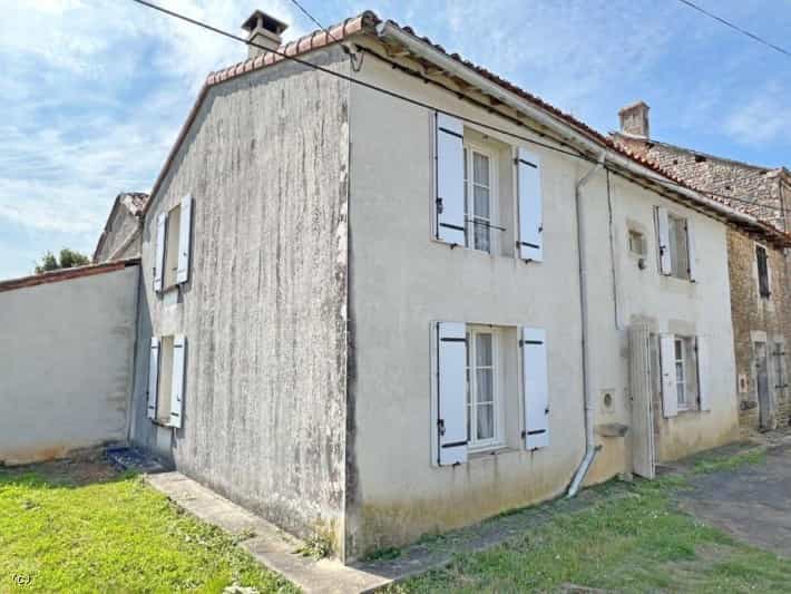 Talo sisään Nanteuil-en-Vallee, Nouvelle-Aquitaine 11810945