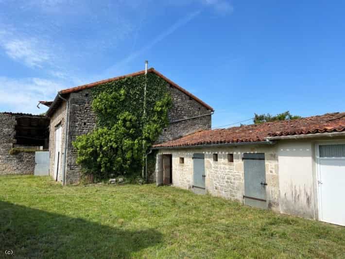 Dom w Nanteuil-en-Vallée, Nouvelle-Aquitaine 11810945