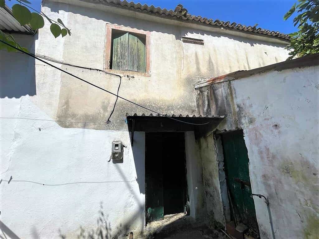 loger dans Agios Mattheos,  11816186