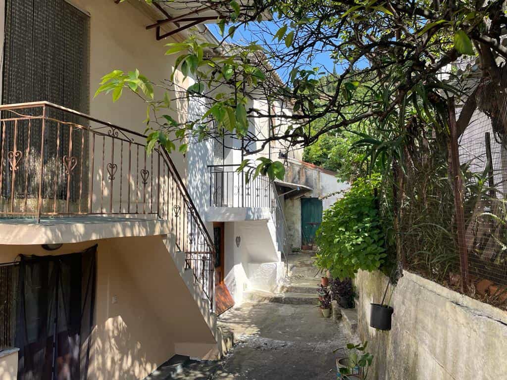 жилой дом в Agios Mattheos,  11816186