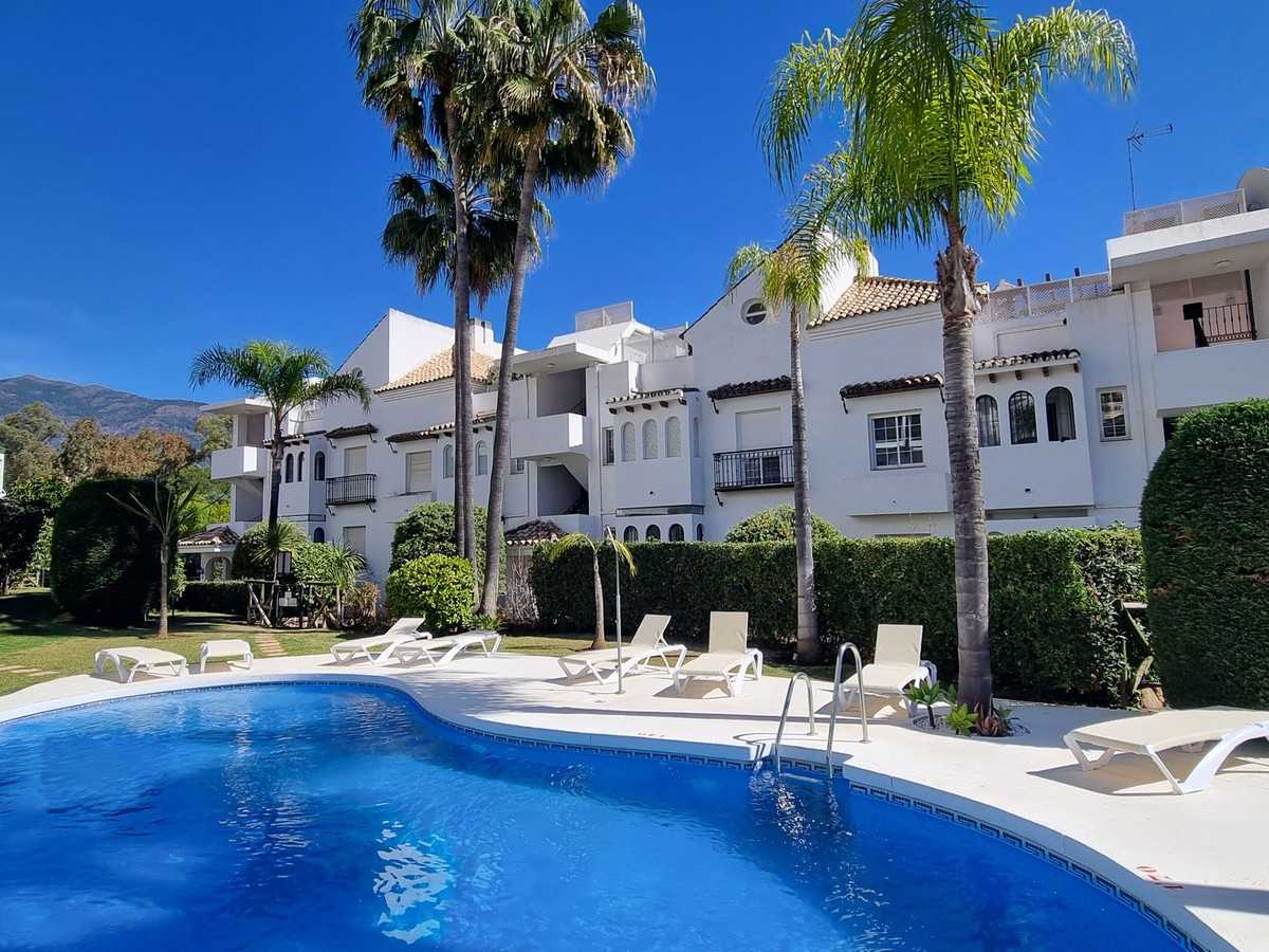 Condominium in Benahavis, Andalusia 11817346