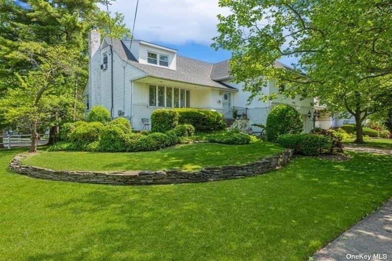 House in Woodmere, New York 11820401