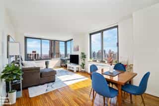 Condominium in New York, New York 11820505