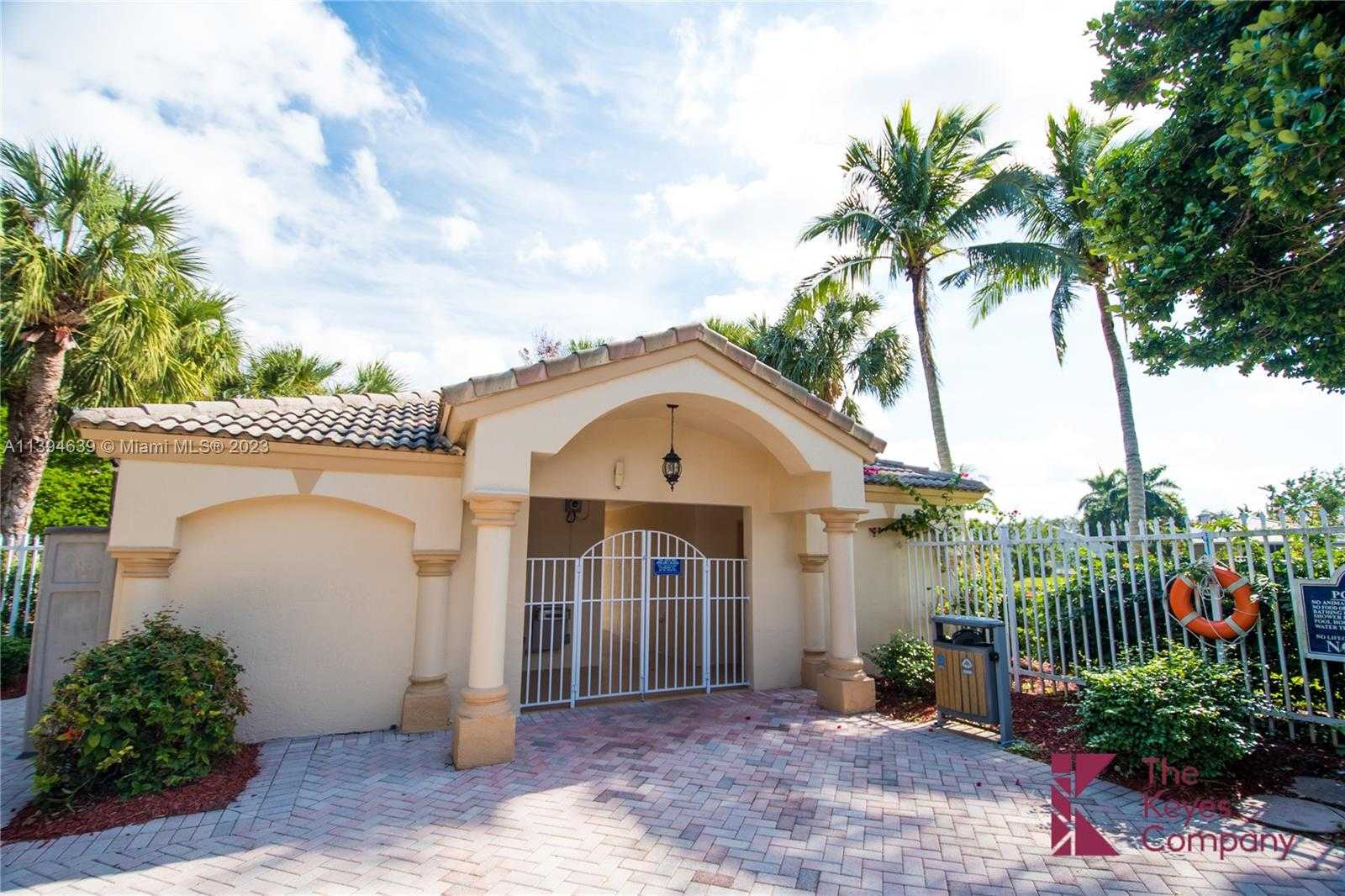 House in Pembroke Pines, Florida 11820602