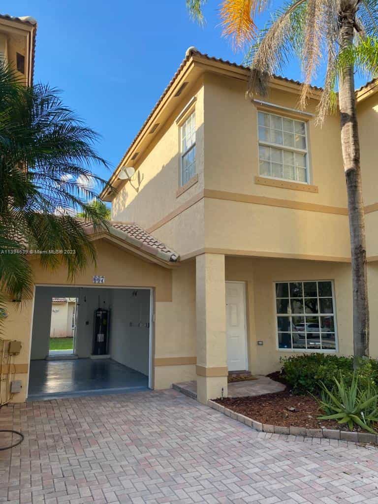 House in Pembroke Pines, Florida 11820602