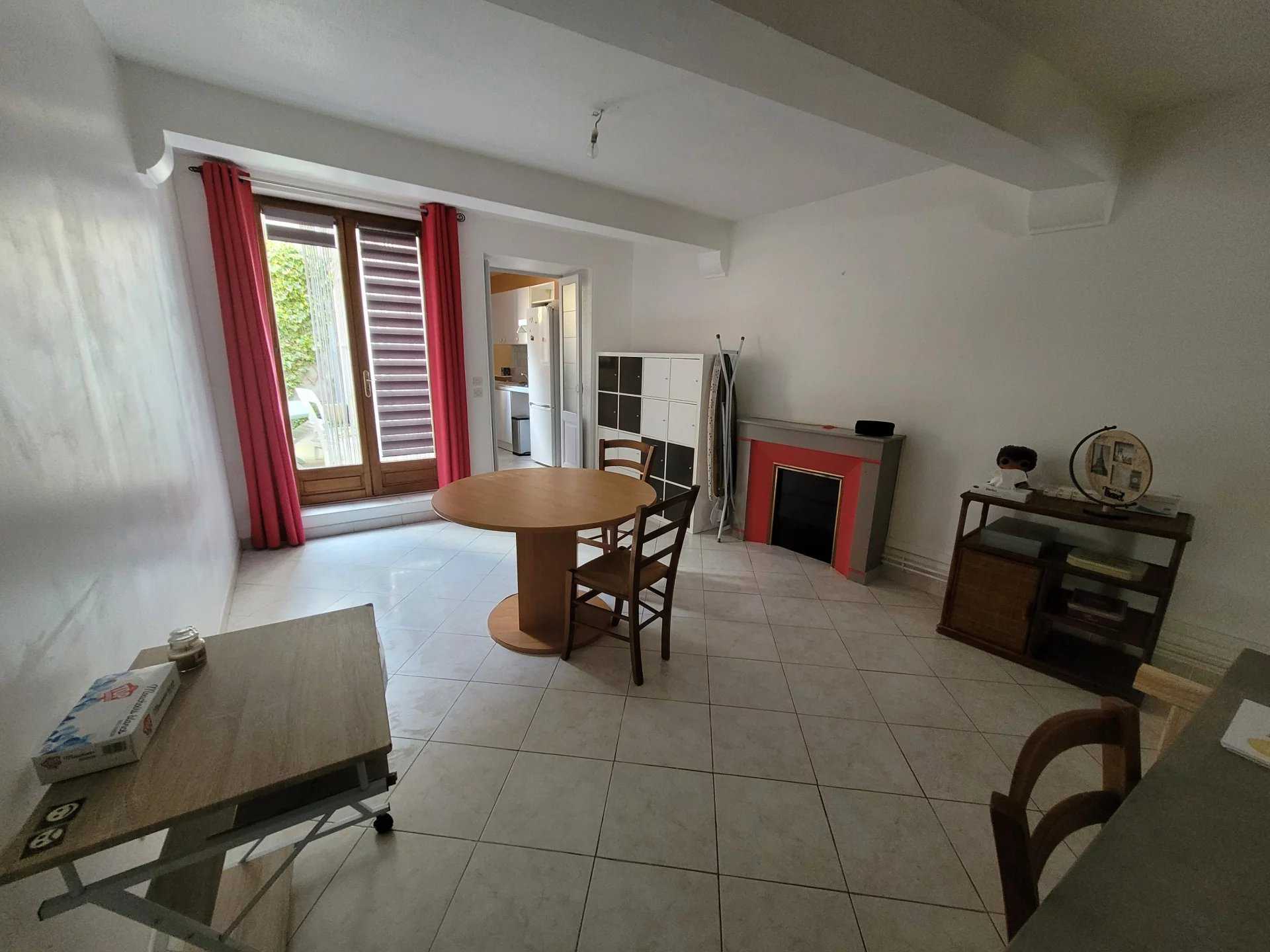 Condominium in La Clayette, Bourgogne-Franche-Comte 11822685