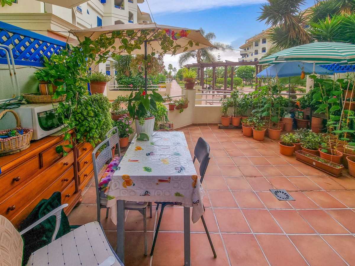 公寓 在 San Luis de Sabinillas, Andalucía 11823846