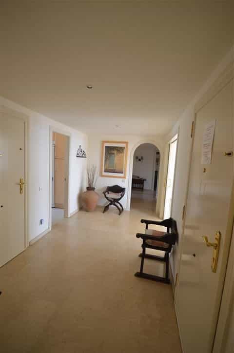 公寓 在 Puerto de la Duquesa, Andalusia 11823897