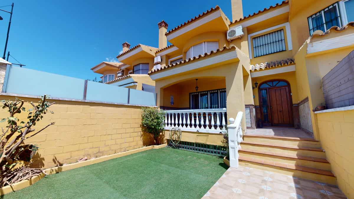 House in Fuengirola, Andalusia 11824298
