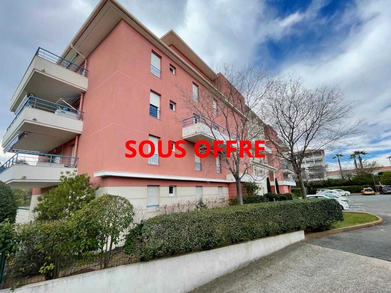 Condominium in Fréjus, Provence-Alpes-Côte d'Azur 11828073