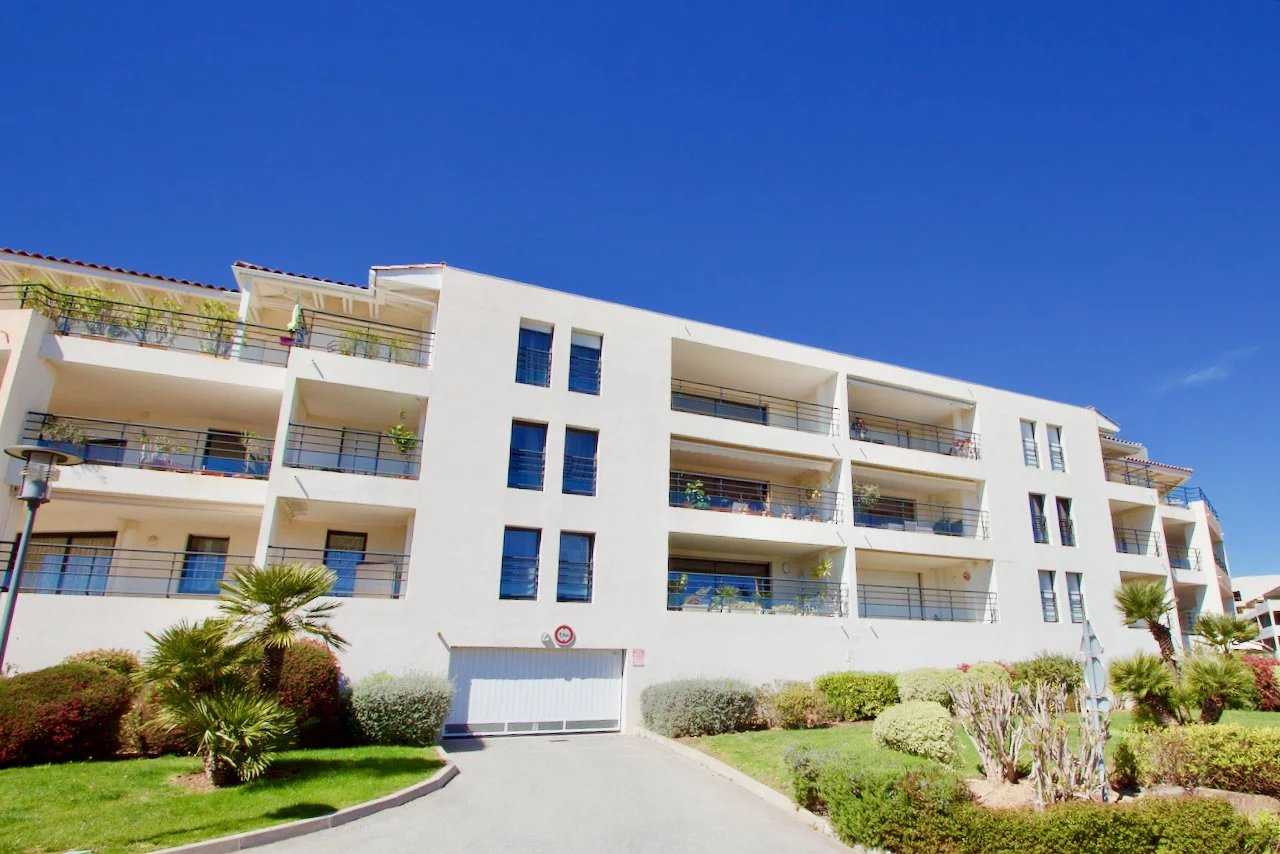 Condominium dans Saint-Raphaël, Var 11828078